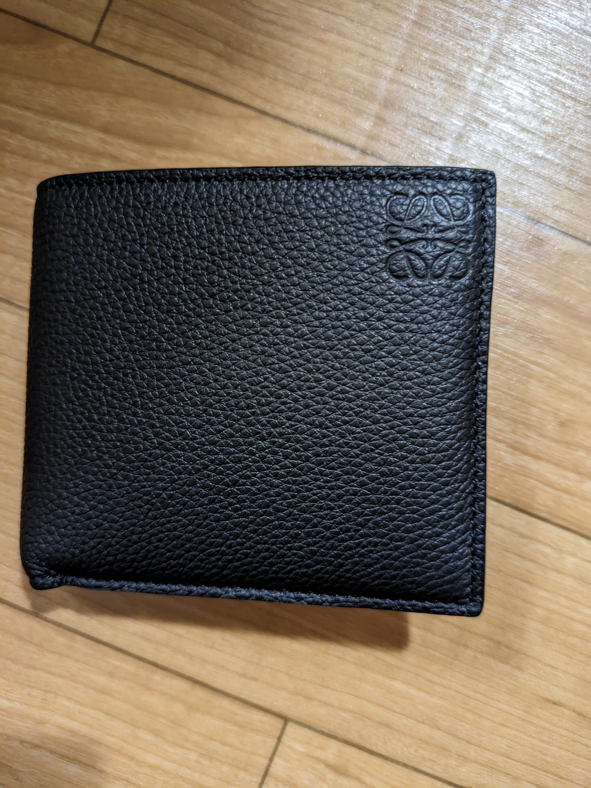 ロエベ 二つ折り財布(ソフトグレインカーフスキン) ブラック-